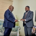 Following the directives of Prime Minister Judith Suminwa Tuluka on the dissemination of the resolutions adopted by the African Commission on Human and Peoples’ Rights (ACHPR) and the African Civil Society recognizing the genocides committed in the DRC, the Minister of Human Rights, Samuel MBEMBA KABUYA, visited the national headquarters of the Church of Christ in Congo (ECC) on Thursday, November 20, 2025.