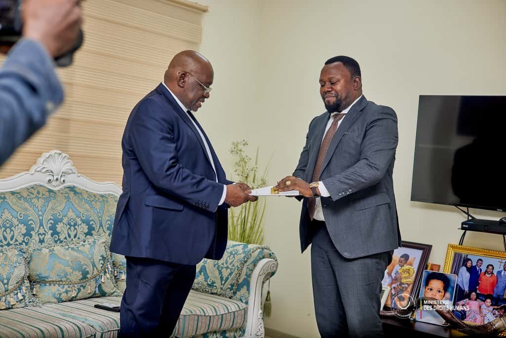 Following the directives of Prime Minister Judith Suminwa Tuluka on the dissemination of the resolutions adopted by the African Commission on Human and Peoples’ Rights (ACHPR) and the African Civil Society recognizing the genocides committed in the DRC, the Minister of Human Rights, Samuel MBEMBA KABUYA, visited the national headquarters of the Church of Christ in Congo (ECC) on Thursday, November 20, 2025.