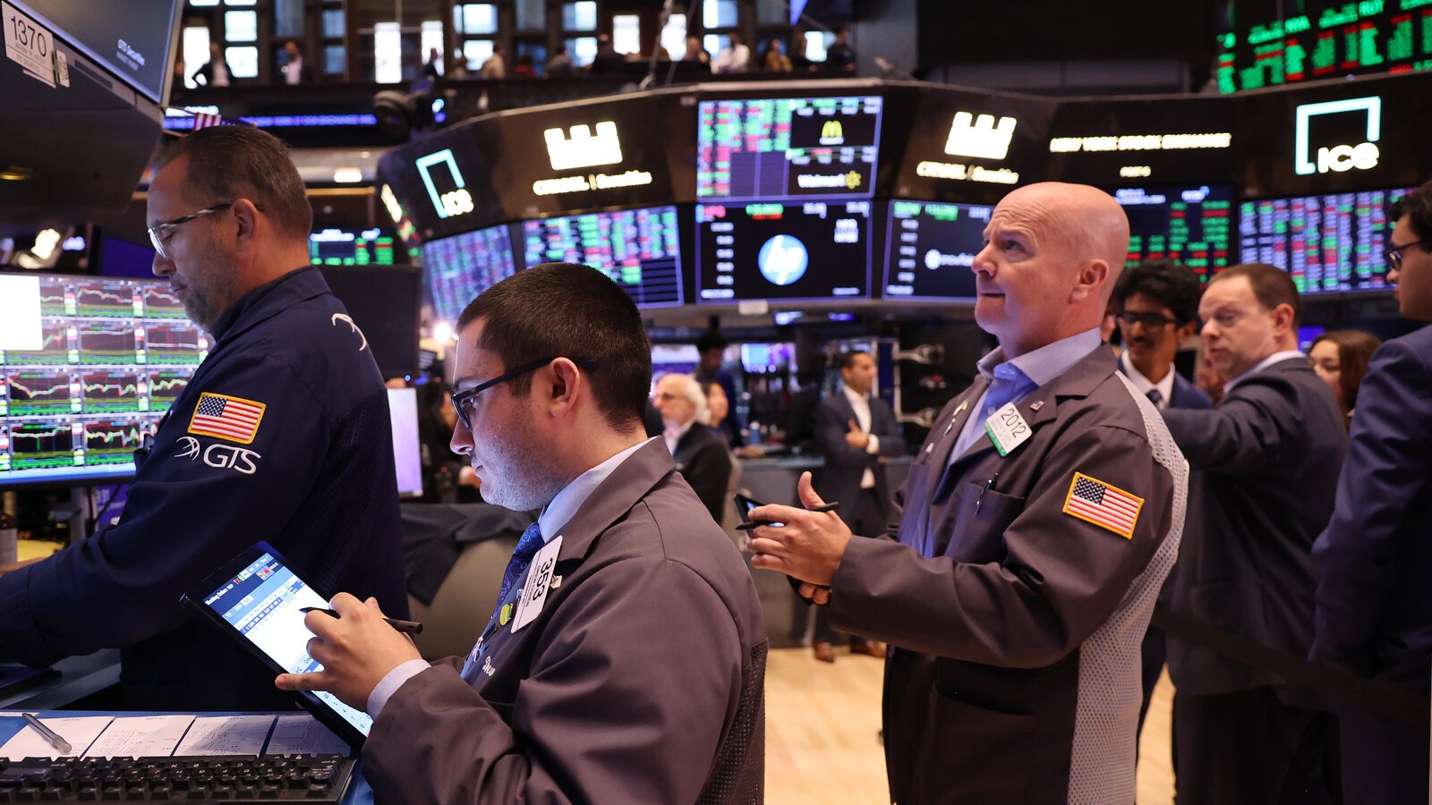 Wall Street closed lower on Thursday, as growing fears of an artificial intelligence (AI) bubble combined with persistent inflation concerns pushed investors to reduce risk exposure.